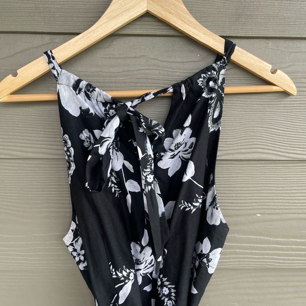 White House Black Market wrap tie floral dress with pockets - Picture 5 of 7